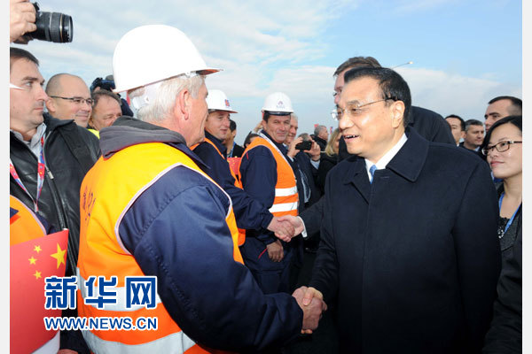 12月18日，中國國務(wù)院總理李克強(qiáng)在貝爾格萊德同塞爾維亞總理武契奇共同出席貝爾格萊德跨多瑙河大橋竣工儀式。這是李克強(qiáng)同大橋建設(shè)者親切交流。新華社記者 饒愛民 攝
