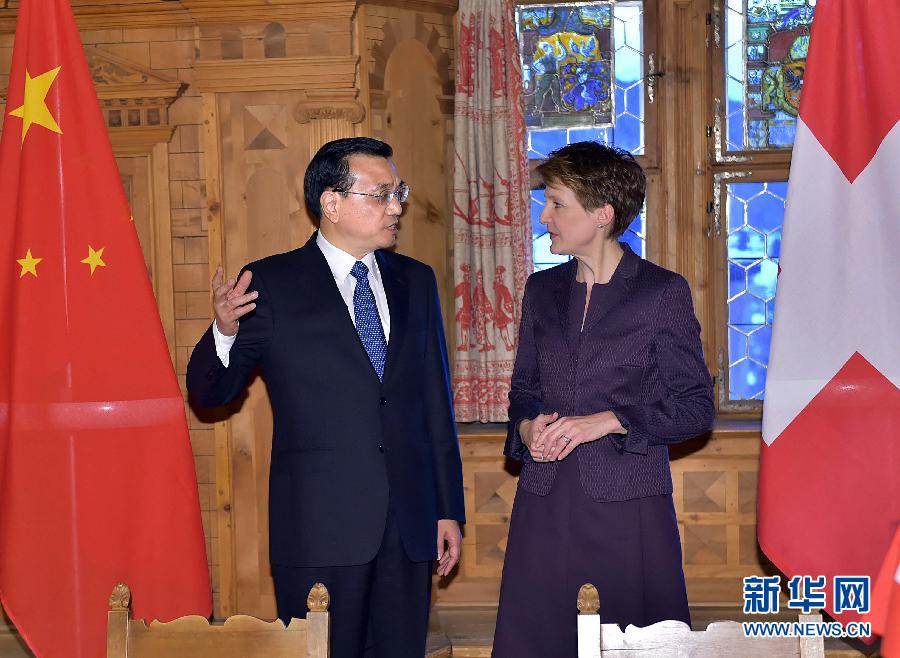 1月21日，國務(wù)院總理李克強(qiáng)在達(dá)沃斯同瑞士聯(lián)邦主席索馬魯加舉行會(huì)談。這是會(huì)談結(jié)束后，李克強(qiáng)與索馬魯加共同出席雙邊金融、食品、藥品、科研、人員往來等領(lǐng)域合作文件簽字儀式。新華社記者 李濤 攝