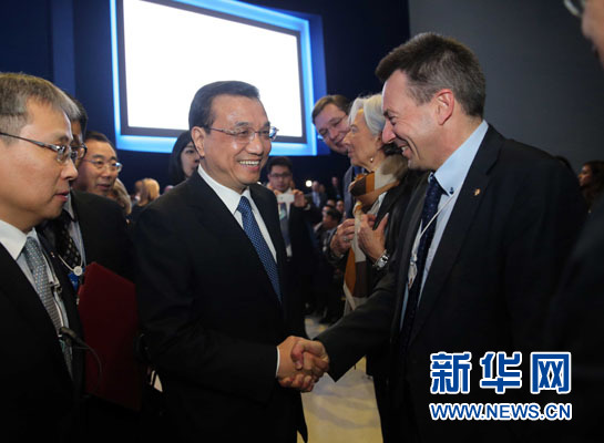 1月21日，中國國務(wù)院總理李克強(qiáng)在瑞士達(dá)沃斯舉行的世界經(jīng)濟(jì)論壇全會(huì)發(fā)表特別致辭并回答提問。這是李克強(qiáng)在致辭前同與會(huì)嘉賓親切交談。新華社記者 劉衛(wèi)兵 攝