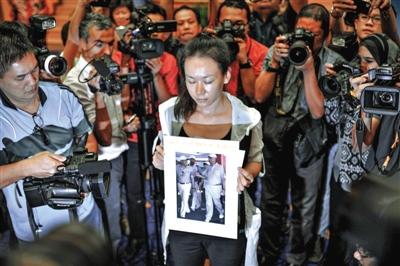 1月29日，在得知即將召開有關(guān)MH370的發(fā)布會(huì)后，一些乘客家屬成員到場(chǎng)。