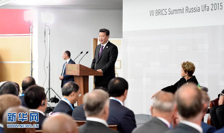 7月9日，金磚國家領(lǐng)導(dǎo)人同金磚國家工商理事會代表對話會在俄羅斯烏法舉行。中國國家主席習(xí)近平、俄羅斯總統(tǒng)普京、巴西總統(tǒng)羅塞夫、印度總理莫迪、南非總統(tǒng)祖馬等共同出席。新華社記者 張鐸 攝 