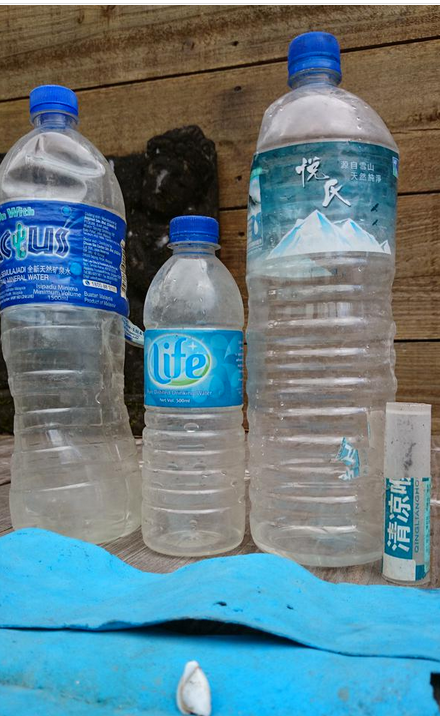 MH370之謎新證據(jù)？留尼汪島現(xiàn)兩馬來礦泉水瓶 一中國藥膏