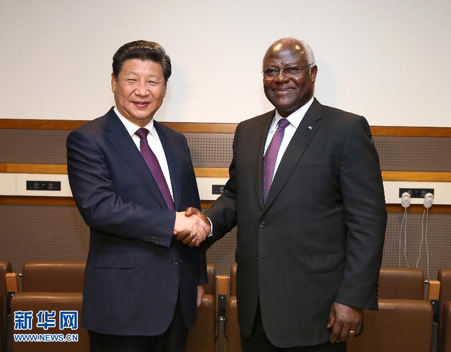 9月27日，國家主席習(xí)近平在紐約會見塞拉利昂總統(tǒng)科羅馬。新華社記者 龐興雷 攝 