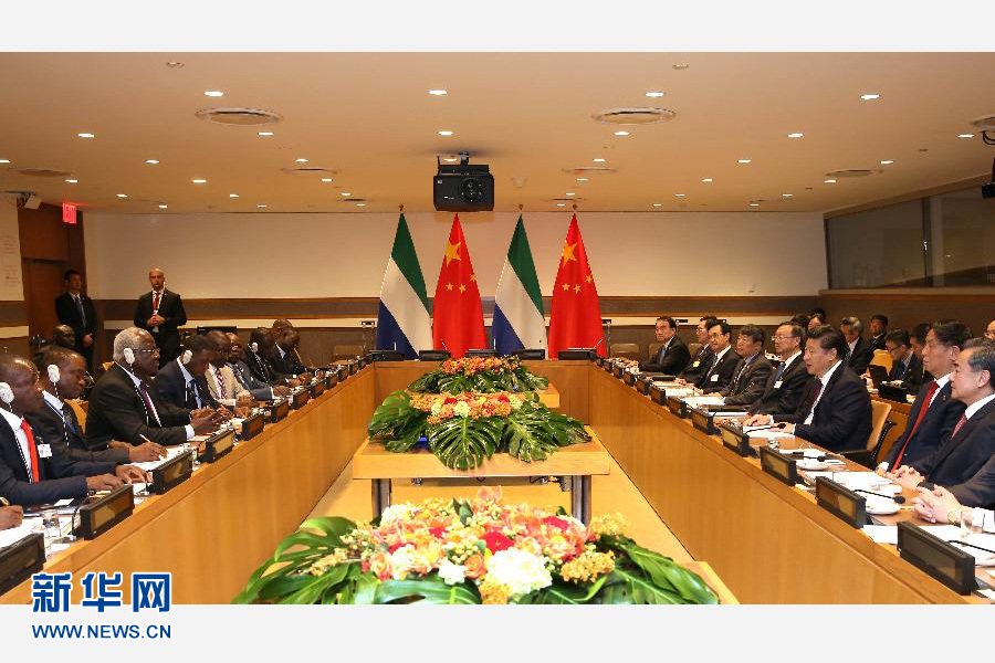 9月27日，國家主席習(xí)近平在紐約會見塞拉利昂總統(tǒng)科羅馬。新華社記者 龐興雷 攝