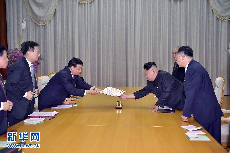 10月9日，中共中央政治局常委、中央書記處書記劉云山在平壤百花園迎賓館會(huì)見朝鮮勞動(dòng)黨第一書記金正恩。這是劉云山向金正恩轉(zhuǎn)交習(xí)近平總書記的親署函。新華社記者 李濤 攝