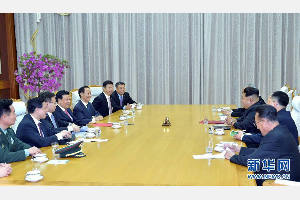 10月9日，中共中央政治局常委、中央書記處書記劉云山在平壤百花園迎賓館會(huì)見朝鮮勞動(dòng)黨第一書記金正恩。 新華社記者 李濤 攝 