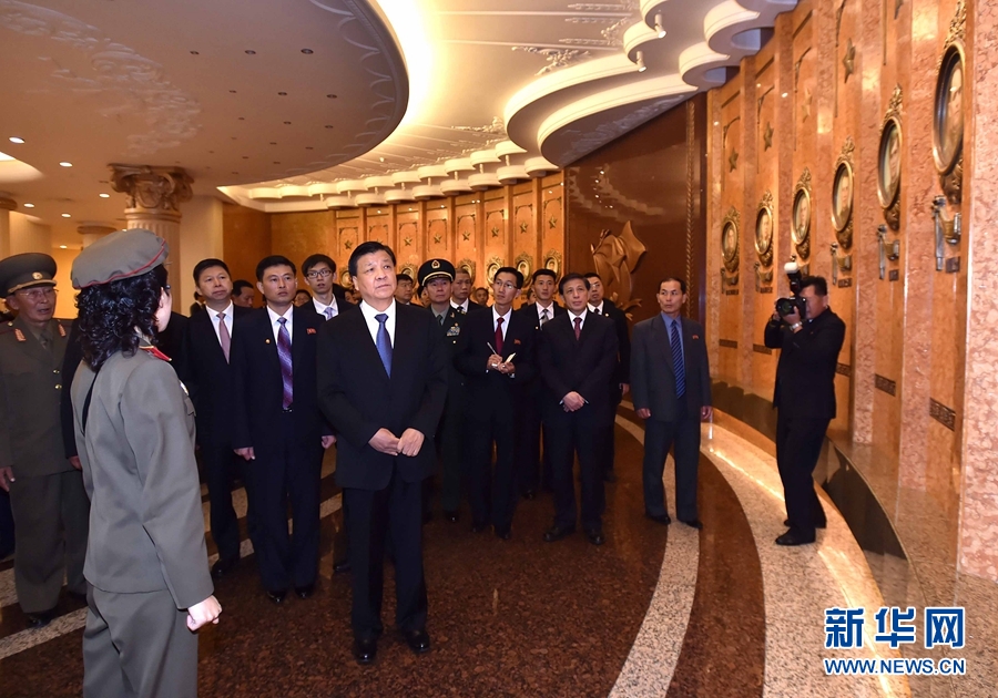 10月10日，正在朝鮮訪問的中共中央政治局常委、中央書記處書記劉云山在平壤參觀朝鮮祖國解放戰(zhàn)爭勝利紀念館。 新華社記者 李濤 攝