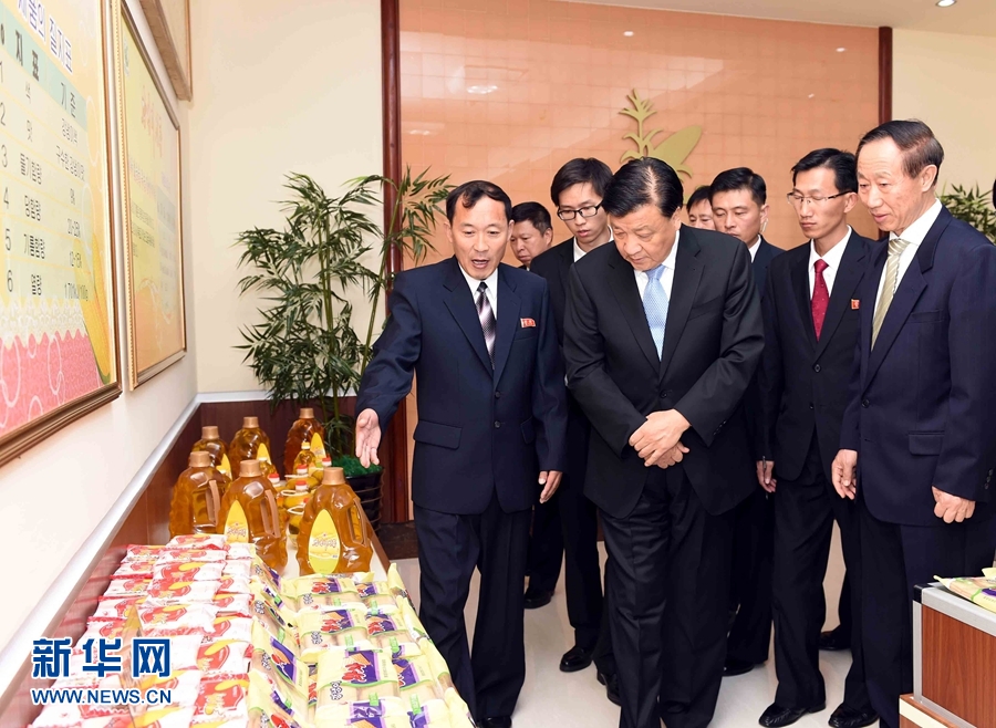 10月11日，中共中央政治局常委、中央書記處書記劉云山參觀考察平壤玉米加工廠。 新華社記者 饒愛民 攝
