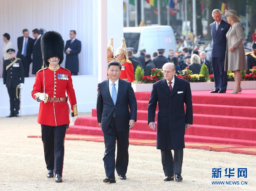 這是習(xí)近平在伊麗莎白二世女王的丈夫菲利普親王的陪同下檢閱儀仗隊(duì)。新華社記者 龐興雷 攝