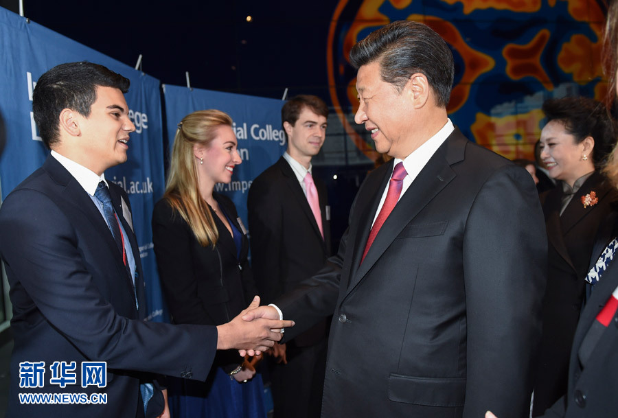 10月21日，國(guó)家主席習(xí)近平在倫敦參觀(guān)帝國(guó)理工學(xué)院。 新華社記者謝環(huán)馳 攝