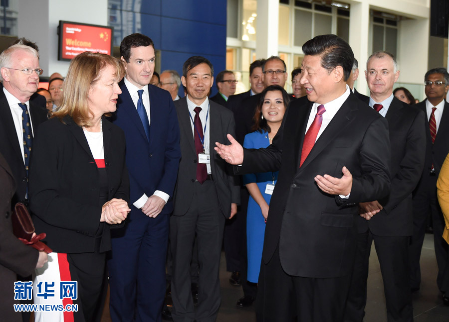 10月21日，國(guó)家主席習(xí)近平在倫敦參觀(guān)帝國(guó)理工學(xué)院。這是習(xí)近平同該校員工親切交談。 新華社記者 謝環(huán)馳 攝