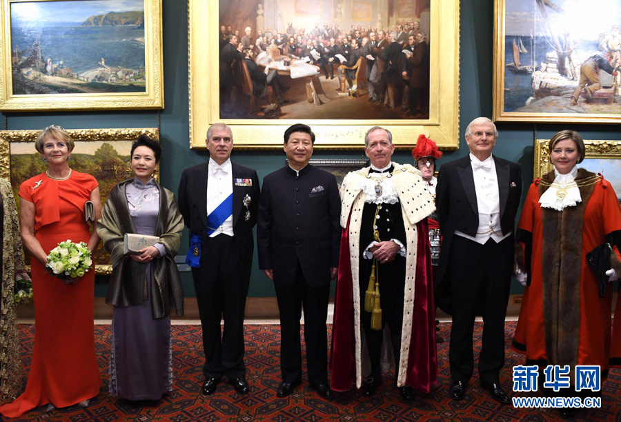 當(dāng)?shù)貢r間10月21日，國家主席習(xí)近平在倫敦金融城市政廳發(fā)表題為《共倡開放包容共促和平發(fā)展》的重要演講。這是習(xí)近平和夫人彭麗媛同嘉賓合影。 新華社記者 饒愛民 攝