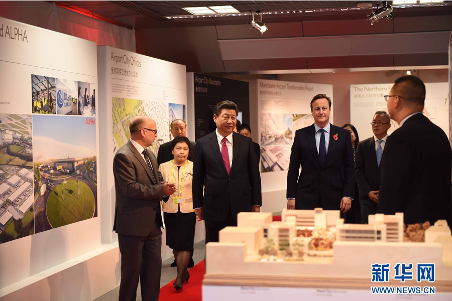 10月23日，國家主席習(xí)近平在英國首相卡梅倫陪同下，參觀曼徹斯特空港城項(xiàng)目。這是習(xí)近平和卡梅倫共同參觀曼徹斯特空港城發(fā)展規(guī)劃圖片展和空港城中國園模型。 新華社記者 張鐸 攝