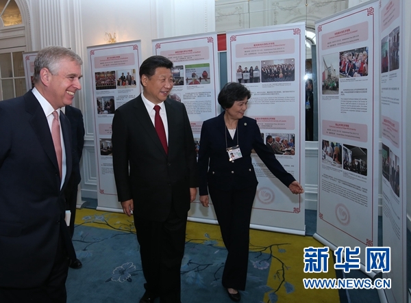 10月22日，國家主席習(xí)近平在倫敦出席全英孔子學(xué)院和孔子課堂年會開幕式。這是習(xí)近平參觀全英孔子學(xué)院和孔子課堂成果圖片展。 新華社記者 龐興雷 攝