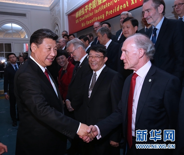 10月22日，國家主席習(xí)近平在倫敦出席全英孔子學(xué)院和孔子課堂年會開幕式。這是習(xí)近平同參加開幕式的嘉賓親切交談。 新華社記者 龐興雷 攝 