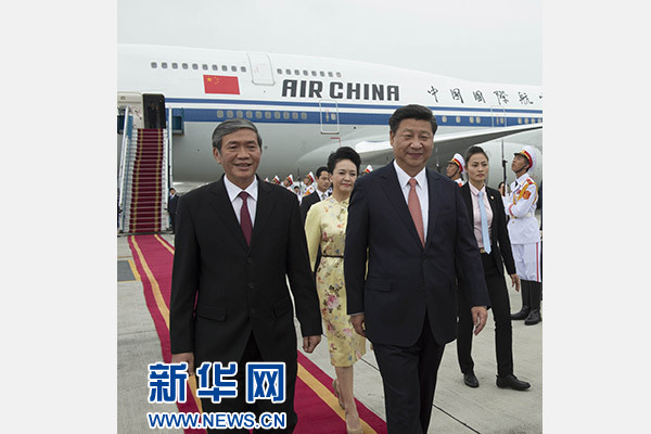 11月5日，中共中央總書記、國家主席習近平抵達越南首都河內(nèi)，開始對越南進行國事訪問。這是越南高級官員到機場迎接習近平和夫人彭麗媛。新華社記者李學仁攝