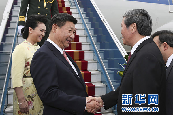 11月5日，中共中央總書記、國家主席習近平抵達越南首都河內(nèi)，開始對越南進行國事訪問。這是越南高級官員到機場迎接習近平和夫人彭麗媛。新華社記者蘭紅光攝 