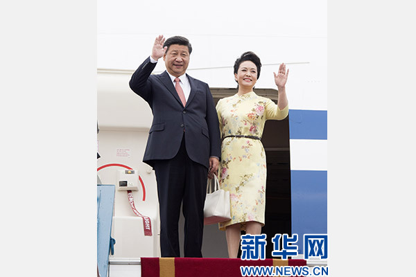 11月5日，中共中央總書記、國家主席習近平抵達越南首都河內(nèi)，開始對越南進行國事訪問。這是習近平和夫人彭麗媛步出艙門向歡迎人群揮手致意。新華社記者 李學仁 攝