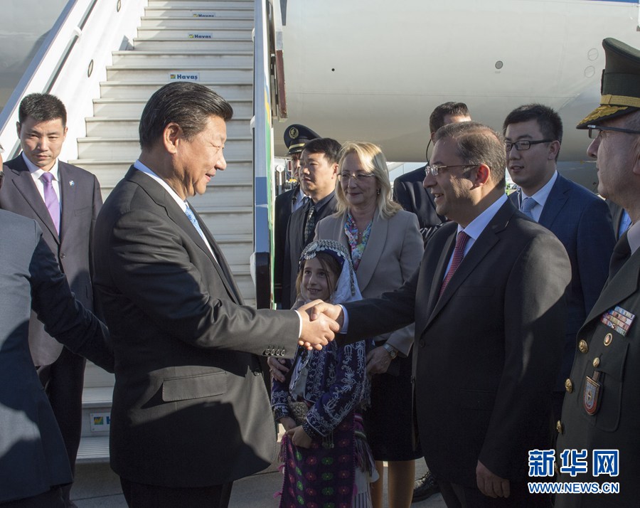  11月14日，國(guó)家主席習(xí)近平抵達(dá)土耳其安塔利亞，應(yīng)土耳其共和國(guó)總統(tǒng)埃爾多安邀請(qǐng)，出席二十國(guó)集團(tuán)領(lǐng)導(dǎo)人第十次峰會(huì)。土耳其高級(jí)官員到機(jī)場(chǎng)迎接習(xí)近平主席一行。新華社記者 李學(xué)仁 攝 