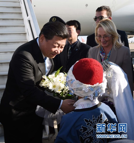 11月14日，國(guó)家主席習(xí)近平抵達(dá)土耳其安塔利亞，應(yīng)土耳其共和國(guó)總統(tǒng)埃爾多安邀請(qǐng)，出席二十國(guó)集團(tuán)領(lǐng)導(dǎo)人第十次峰會(huì)。這是土耳其兒童向習(xí)近平主席獻(xiàn)花。新華社記者 饒愛(ài)民 攝 