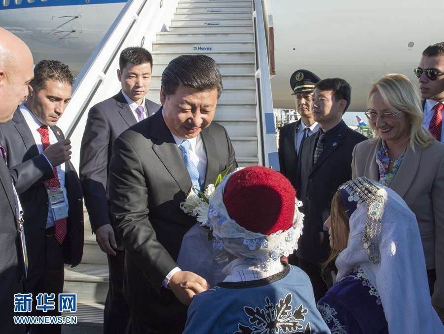 11月14日，國(guó)家主席習(xí)近平抵達(dá)土耳其安塔利亞，應(yīng)土耳其共和國(guó)總統(tǒng)埃爾多安邀請(qǐng)，出席二十國(guó)集團(tuán)領(lǐng)導(dǎo)人第十次峰會(huì)。這是土耳其兒童向習(xí)近平主席獻(xiàn)花。新華社記者 李學(xué)仁 攝 