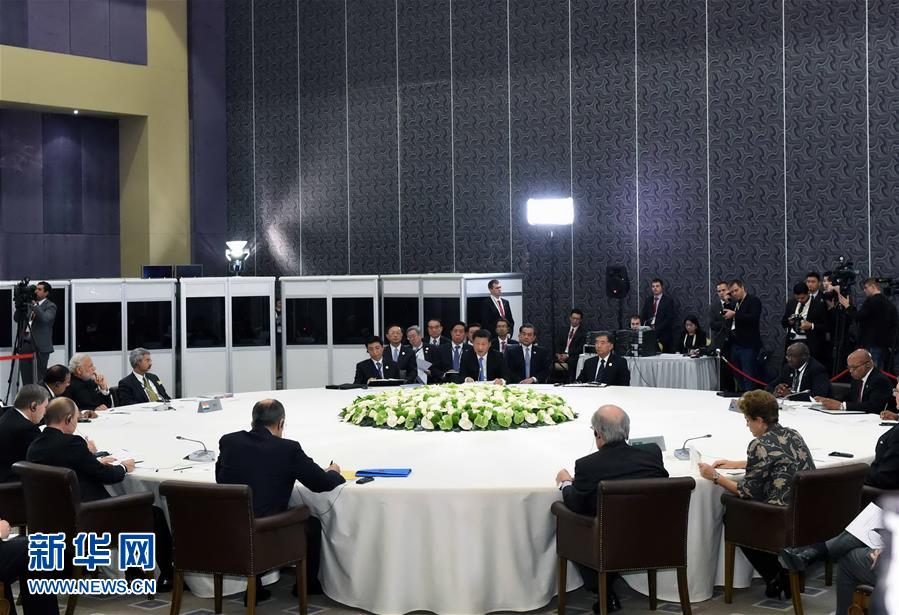  11月15日，金磚國(guó)家領(lǐng)導(dǎo)人非正式會(huì)晤在土耳其安塔利亞舉行，中國(guó)國(guó)家主席習(xí)近平、俄羅斯總統(tǒng)普京、印度總理莫迪、南非總統(tǒng)祖馬、巴西總統(tǒng)羅塞夫出席。習(xí)近平在會(huì)上發(fā)表題為《開拓機(jī)遇應(yīng)對(duì)挑戰(zhàn)》的重要講話。 新華社記者 饒愛民 攝 