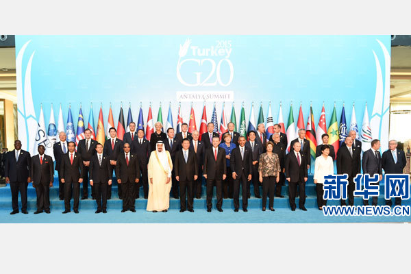 11月15日，二十國(guó)集團(tuán)領(lǐng)導(dǎo)人第十次峰會(huì)在土耳其安塔利亞舉行。國(guó)家主席習(xí)近平出席并發(fā)表題為《創(chuàng)新增長(zhǎng)路徑共享發(fā)展成果》的重要講話。這是習(xí)近平主席同與會(huì)領(lǐng)導(dǎo)人合影。 新華社記者 李學(xué)仁 攝