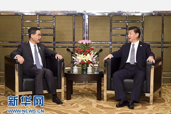 11月18日，國家主席習(xí)近平在菲律賓馬尼拉會(huì)見前來出席亞太經(jīng)合組織第二十三次領(lǐng)導(dǎo)人非正式會(huì)議的香港特別行政區(qū)行政長官梁振英。新華社記者謝環(huán)馳攝