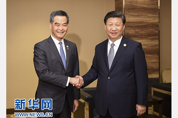 11月18日，國家主席習(xí)近平在菲律賓馬尼拉會(huì)見前來出席亞太經(jīng)合組織第二十三次領(lǐng)導(dǎo)人非正式會(huì)議的香港特別行政區(qū)行政長官梁振英。新華社記者謝環(huán)馳攝