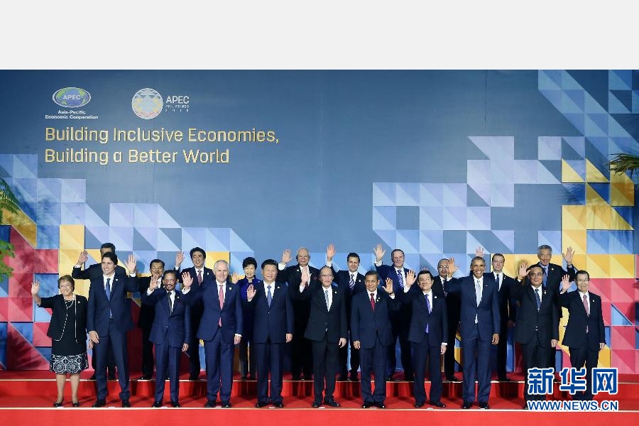 這是會議開始前，國家主席習(xí)近平同其他亞太經(jīng)合組織成員經(jīng)濟體領(lǐng)導(dǎo)人、代表合影。 新華社記者 姚大偉 攝