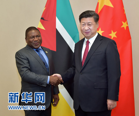 12月3日，國(guó)家主席習(xí)近平在約翰內(nèi)斯堡會(huì)見(jiàn)莫桑比克總統(tǒng)紐西。新華社記者 李濤 攝 