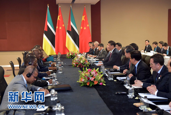 12月3日，國(guó)家主席習(xí)近平在約翰內(nèi)斯堡會(huì)見(jiàn)莫桑比克總統(tǒng)紐西。新華社記者 李濤 攝 