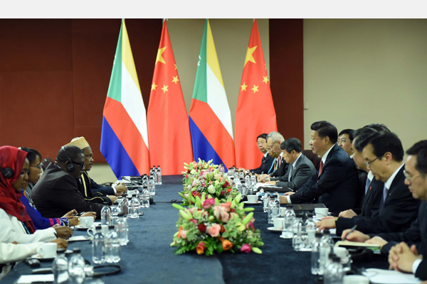 12月4日，國(guó)家主席習(xí)近平在約翰內(nèi)斯堡會(huì)見科摩羅總統(tǒng)伊基利盧。 新華社記者 張鐸 攝 

