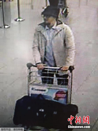 比利時(shí)聯(lián)邦警察公布一張機(jī)場(chǎng)監(jiān)控拍攝下的三名機(jī)場(chǎng)恐襲嫌疑犯的視頻截圖。