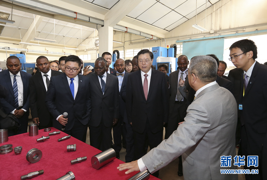 這是3月25日，張德江在肯尼亞首都內(nèi)羅畢考察中肯職業(yè)教育合作示范中心。 新華社記者丁林?jǐn)z