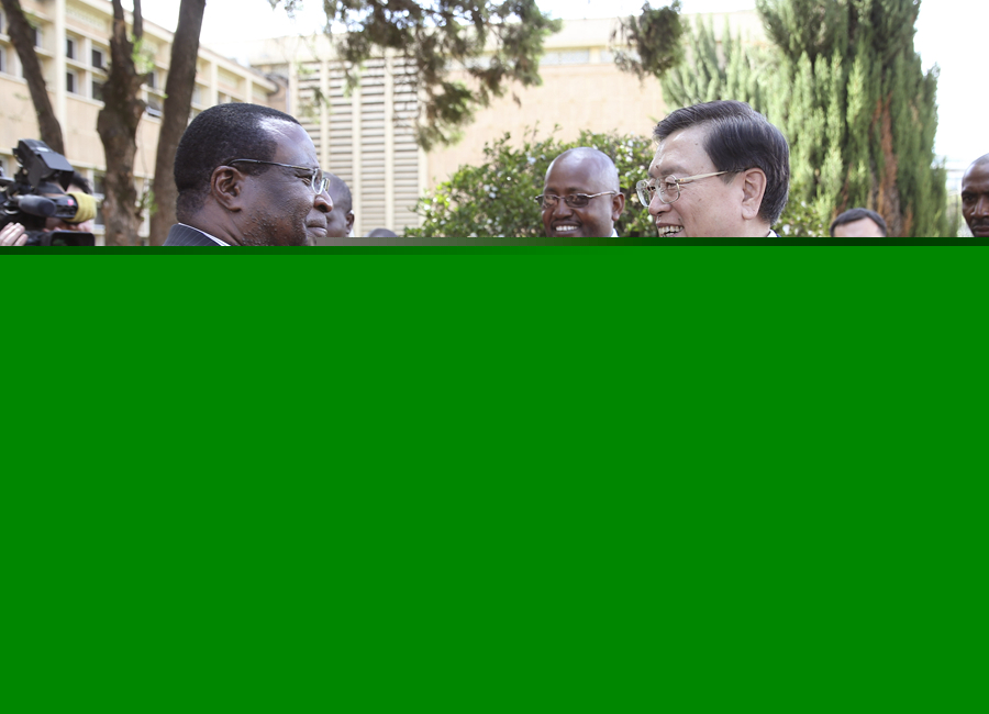 這是3月24日，張德江在肯尼亞首都內(nèi)羅畢與肯尼亞參議長埃蘇羅舉行會談。 新華社記者馬占成攝