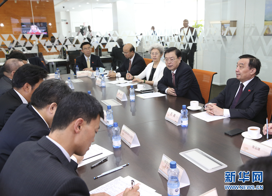 這是3月25日，張德江在肯尼亞首都內(nèi)羅畢考察中央電視臺非洲分臺并接見中央媒體駐非洲機(jī)構(gòu)負(fù)責(zé)人。 新華社記者馬占成攝