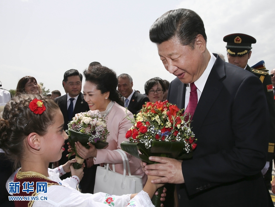  6月17日，國家主席習(xí)近平乘專機(jī)抵達(dá)貝爾格萊德，開始對塞爾維亞共和國進(jìn)行國事訪問。塞爾維亞少年兒童向習(xí)近平和夫人彭麗媛獻(xiàn)上鮮花。新華社記者 蘭紅光 攝 