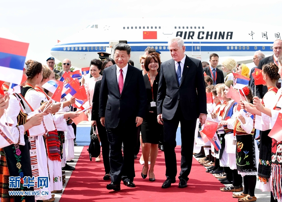 6月17日，國家主席習(xí)近平乘專機(jī)抵達(dá)貝爾格萊德，開始對塞爾維亞共和國進(jìn)行國事訪問。習(xí)近平和夫人彭麗媛在機(jī)場受到塞爾維亞總統(tǒng)尼科利奇夫婦的熱情迎接。新華社記者 饒愛民 攝