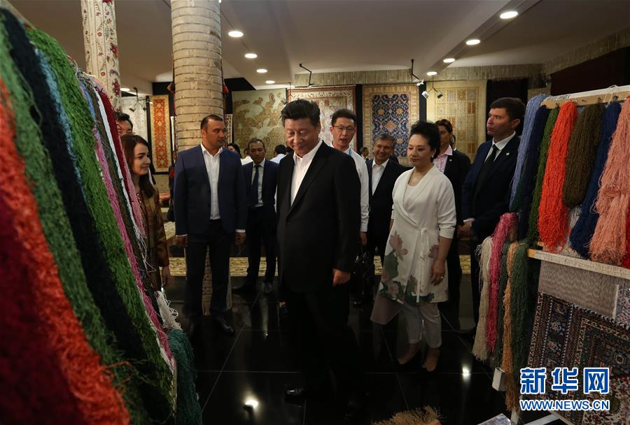 6月21日下午，正在對(duì)烏茲別克斯坦進(jìn)行國(guó)事訪問的國(guó)家主席習(xí)近平在烏茲別克斯坦總理米爾濟(jì)約耶夫陪同下，來到布哈拉古城參觀這座被稱為“絲綢之路活化石”的歷史文化名城。這是習(xí)近平和夫人彭麗媛參觀一家地毯和絲綢作坊。新華社記者蘭紅光攝