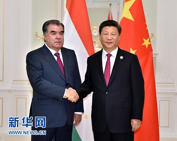 6月23日，國家主席習(xí)近平在塔什干會(huì)見塔吉克斯坦總統(tǒng)拉赫蒙。新華社記者李濤攝