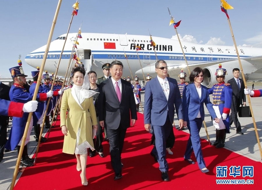當(dāng)?shù)貢r(shí)間11月17日，國(guó)家主席習(xí)近平乘專機(jī)抵達(dá)基多，開始對(duì)厄瓜多爾共和國(guó)進(jìn)行國(guó)事訪問(wèn)。厄瓜多爾總統(tǒng)科雷亞和夫人馬勒布等在機(jī)場(chǎng)熱情迎接習(xí)近平和夫人彭麗媛。新華社記者 鞠鵬 攝 