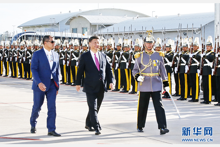 當(dāng)?shù)貢r(shí)間11月17日，國(guó)家主席習(xí)近平乘專機(jī)抵達(dá)基多，開始對(duì)厄瓜多爾共和國(guó)進(jìn)行國(guó)事訪問(wèn)。這是厄瓜多爾總統(tǒng)科雷亞在機(jī)場(chǎng)為習(xí)近平舉行隆重歡迎儀式。新華社記者 鞠鵬 攝 