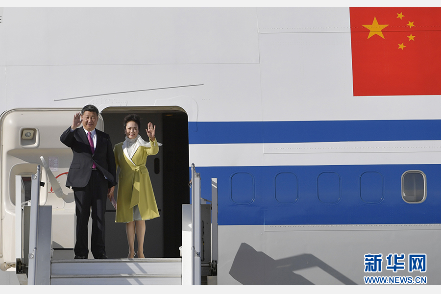 當(dāng)?shù)貢r(shí)間11月17日，國(guó)家主席習(xí)近平乘專機(jī)抵達(dá)基多，開始對(duì)厄瓜多爾共和國(guó)進(jìn)行國(guó)事訪問(wèn)。這是習(xí)近平與夫人彭麗媛向歡迎人群揮手致意。新華社記者 王曄 攝 