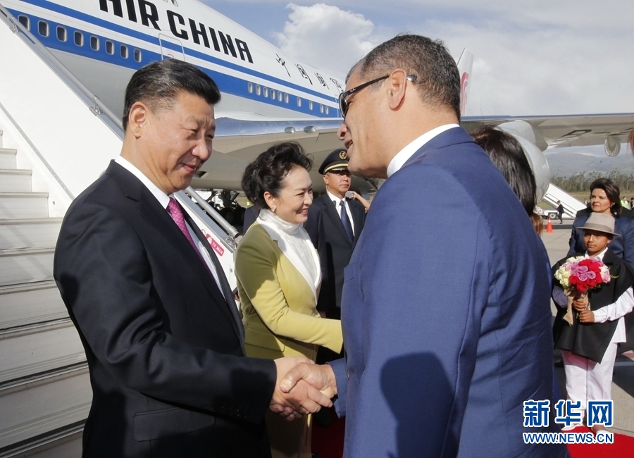 當(dāng)?shù)貢r(shí)間11月17日，國(guó)家主席習(xí)近平乘專機(jī)抵達(dá)基多，開始對(duì)厄瓜多爾共和國(guó)進(jìn)行國(guó)事訪問(wèn)。厄瓜多爾總統(tǒng)科雷亞和夫人馬勒布等在舷梯旁熱情迎接習(xí)近平和夫人彭麗媛。新華社記者 鞠鵬 攝