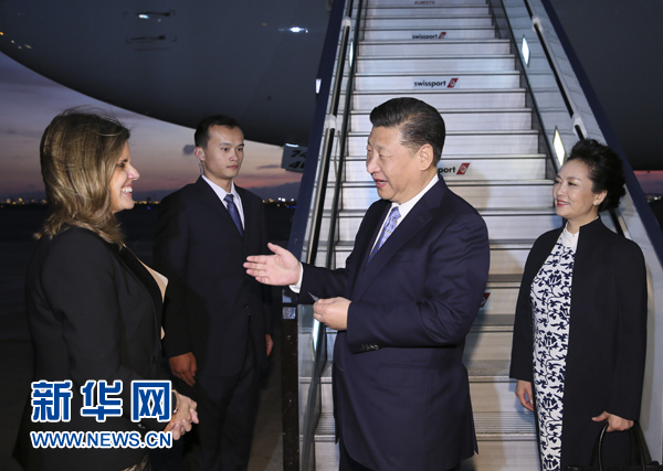 當(dāng)?shù)貢r(shí)間11月18日，國(guó)家主席習(xí)近平抵達(dá)利馬，出席亞太經(jīng)合組織第二十四次領(lǐng)導(dǎo)人非正式會(huì)議并對(duì)秘魯共和國(guó)進(jìn)行國(guó)事訪問(wèn)。習(xí)近平和夫人彭麗媛受到秘魯副總統(tǒng)阿勞斯等熱情迎接。新華社記者 蘭紅光 攝