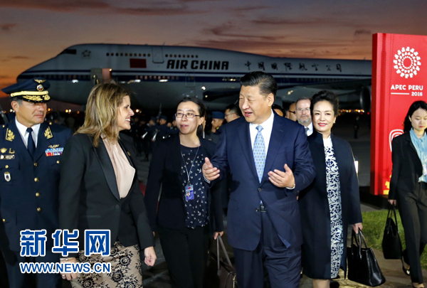 當(dāng)?shù)貢r(shí)間11月18日，國(guó)家主席習(xí)近平抵達(dá)利馬，出席亞太經(jīng)合組織第二十四次領(lǐng)導(dǎo)人非正式會(huì)議并對(duì)秘魯共和國(guó)進(jìn)行國(guó)事訪問(wèn)。習(xí)近平和夫人彭麗媛受到秘魯副總統(tǒng)阿勞斯等熱情迎接。新華社記者 鞠鵬 攝