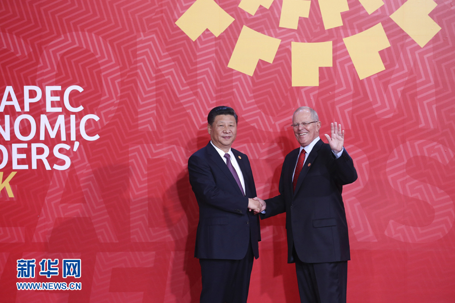 11月20日，亞太經(jīng)合組織第二十四次領(lǐng)導(dǎo)人非正式會議在秘魯利馬舉行。國家主席習(xí)近平出席并發(fā)表題為《面向未來開拓進取促進亞太發(fā)展繁榮》的重要講話。這是會議開始前，習(xí)近平受到秘魯總統(tǒng)庫琴斯基的熱情迎接。 新華社記者 龐興雷 攝