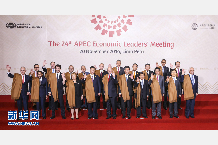 11月20日，亞太經(jīng)合組織第二十四次領(lǐng)導(dǎo)人非正式會議在秘魯利馬舉行。國家主席習(xí)近平出席并發(fā)表題為《面向未來開拓進取促進亞太發(fā)展繁榮》的重要講話。這是會議期間，國家主席習(xí)近平同其他亞太經(jīng)合組織成員經(jīng)濟體領(lǐng)導(dǎo)人、代表合影。 新華社記者 丁林 攝