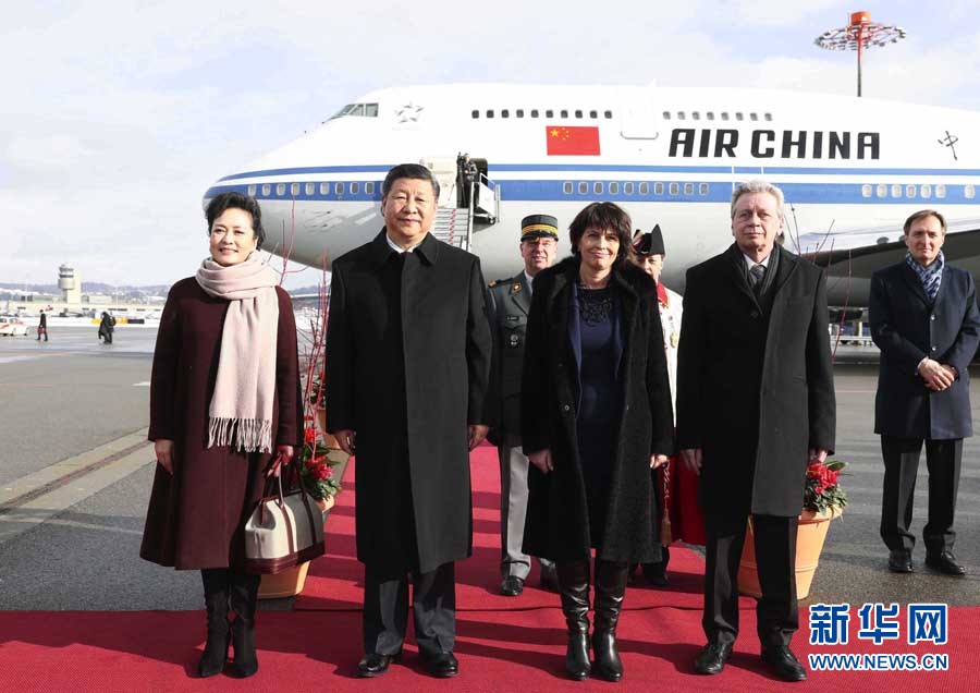 1月15日，國家主席習近平乘專機抵達蘇黎世，開始對瑞士聯(lián)邦進行國事訪問。這是瑞士聯(lián)邦主席洛伊特哈德在機場為習近平和夫人彭麗媛舉行隆重歡迎儀式。 新華社記者 蘭紅光 攝